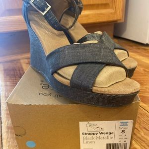 Toms Women’s strappy wedge sandals. Metallic black linen size 8. EUC